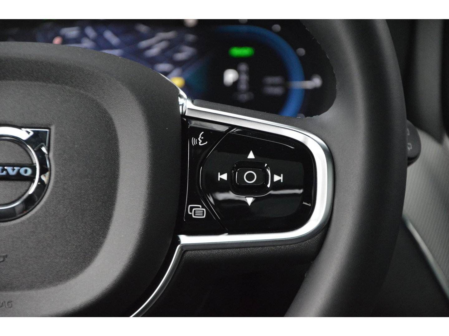 Volvo XC60 Hybride AWD Plus Black Edition | Luchtvering | Bowers & Wilkins | Panoramadak | 360° Camera | Stoel + Stuur Verwarmd |