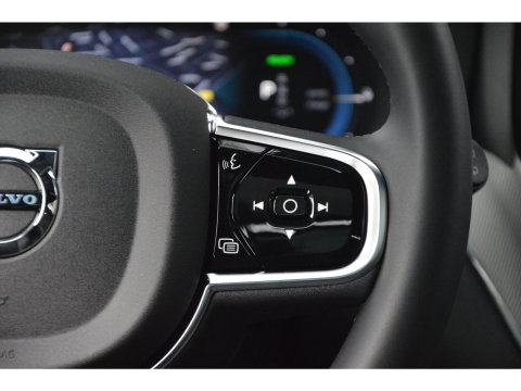 Volvo XC60 Hybride AWD Plus Black Edition | Luchtvering | Bowers & Wilkins | Panoramadak | 360° Camera | Stoel + Stuur Verwarmd |
