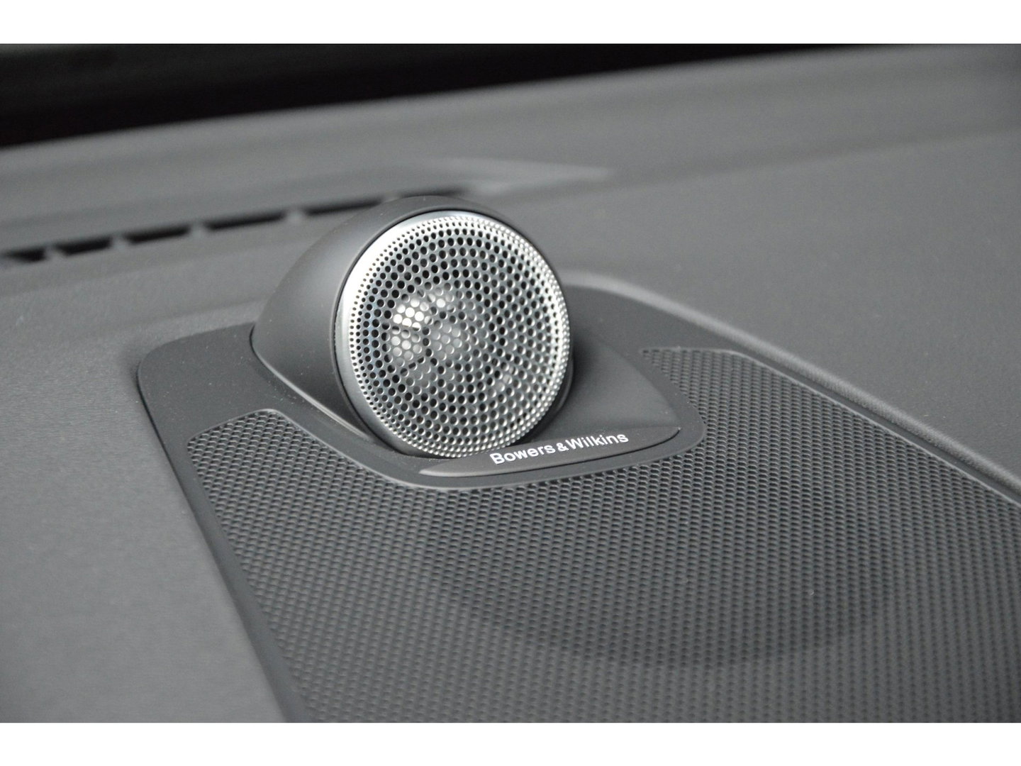 Volvo XC60 Hybride AWD Plus Black Edition | Luchtvering | Bowers & Wilkins | Panoramadak | 360° Camera | Stoel + Stuur Verwarmd |