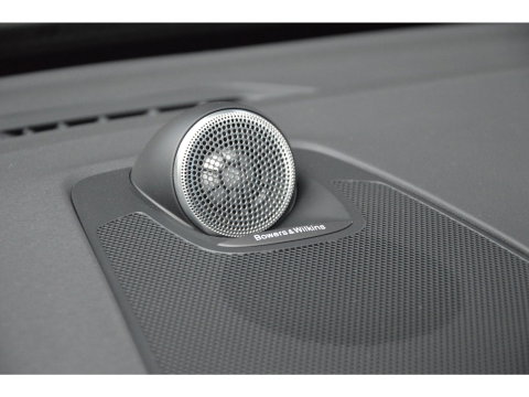 Volvo XC60 Hybride AWD Plus Black Edition | Luchtvering | Bowers & Wilkins | Panoramadak | 360° Camera | Stoel + Stuur Verwarmd |