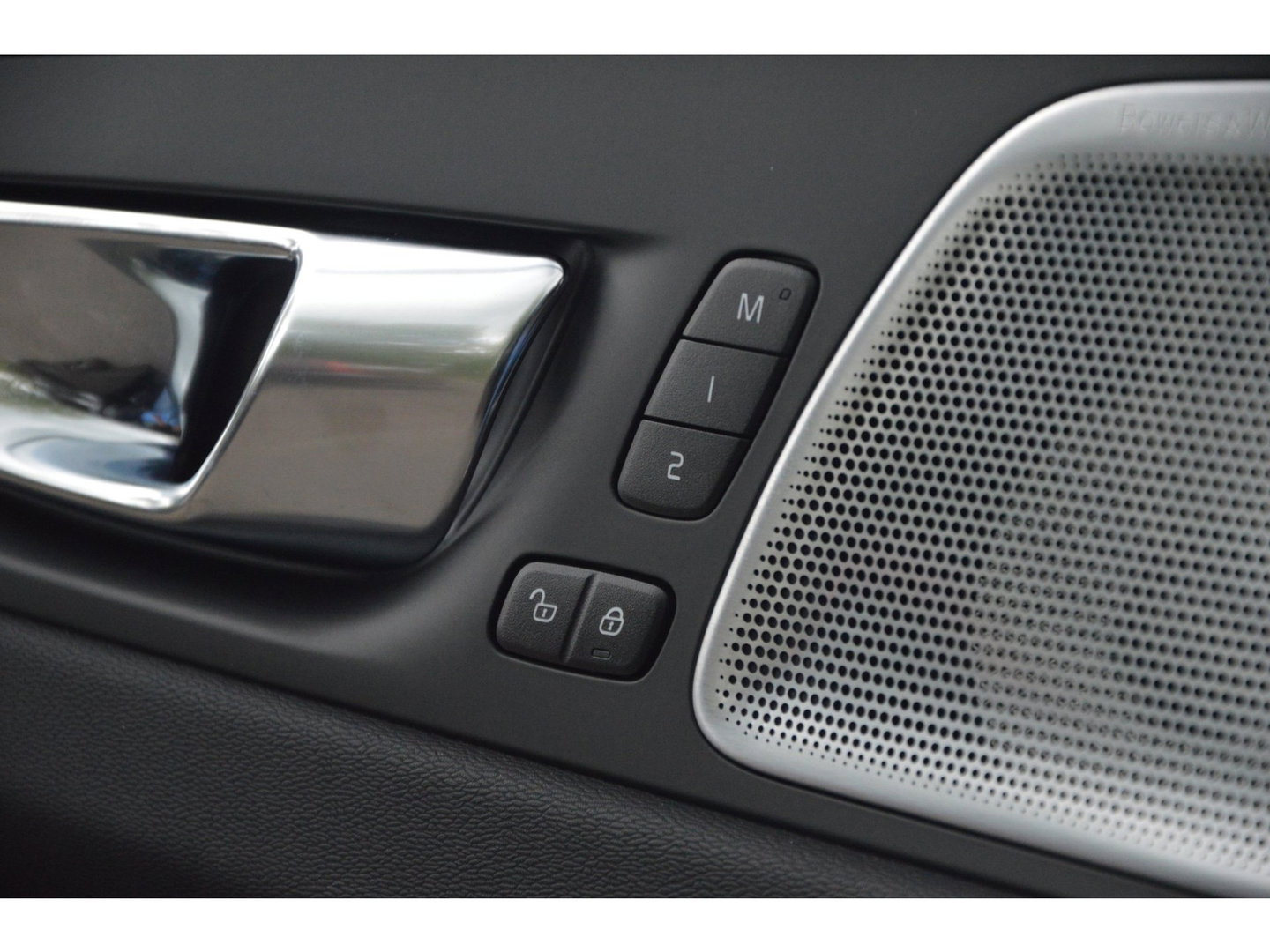 Volvo XC60 Hybride AWD Plus Black Edition | Luchtvering | Bowers & Wilkins | Panoramadak | 360° Camera | Stoel + Stuur Verwarmd |