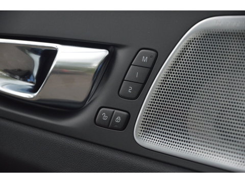 Volvo XC60 Hybride AWD Plus Black Edition | Luchtvering | Bowers & Wilkins | Panoramadak | 360° Camera | Stoel + Stuur Verwarmd |