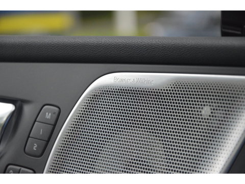 Volvo XC60 Hybride AWD Plus Black Edition | Luchtvering | Bowers & Wilkins | Panoramadak | 360° Camera | Stoel + Stuur Verwarmd |