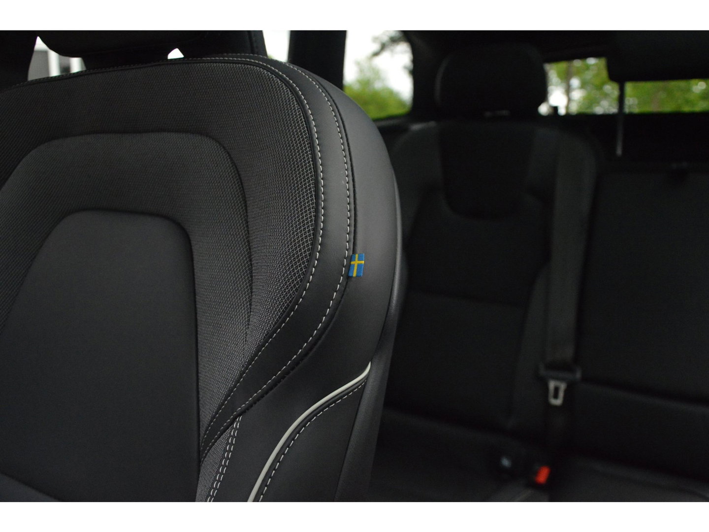 Volvo XC60 Hybride AWD Plus Black Edition | Luchtvering | Bowers & Wilkins | Panoramadak | 360° Camera | Stoel + Stuur Verwarmd |