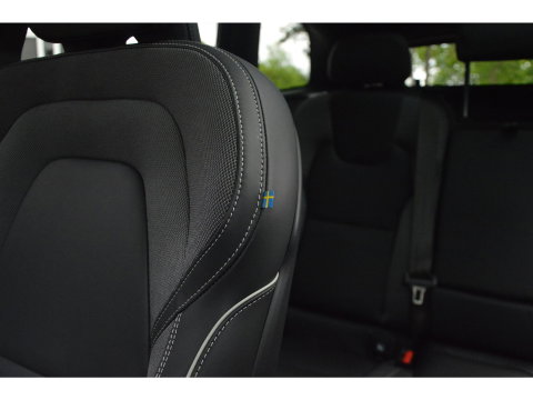 Volvo XC60 Hybride AWD Plus Black Edition | Luchtvering | Bowers & Wilkins | Panoramadak | 360° Camera | Stoel + Stuur Verwarmd |