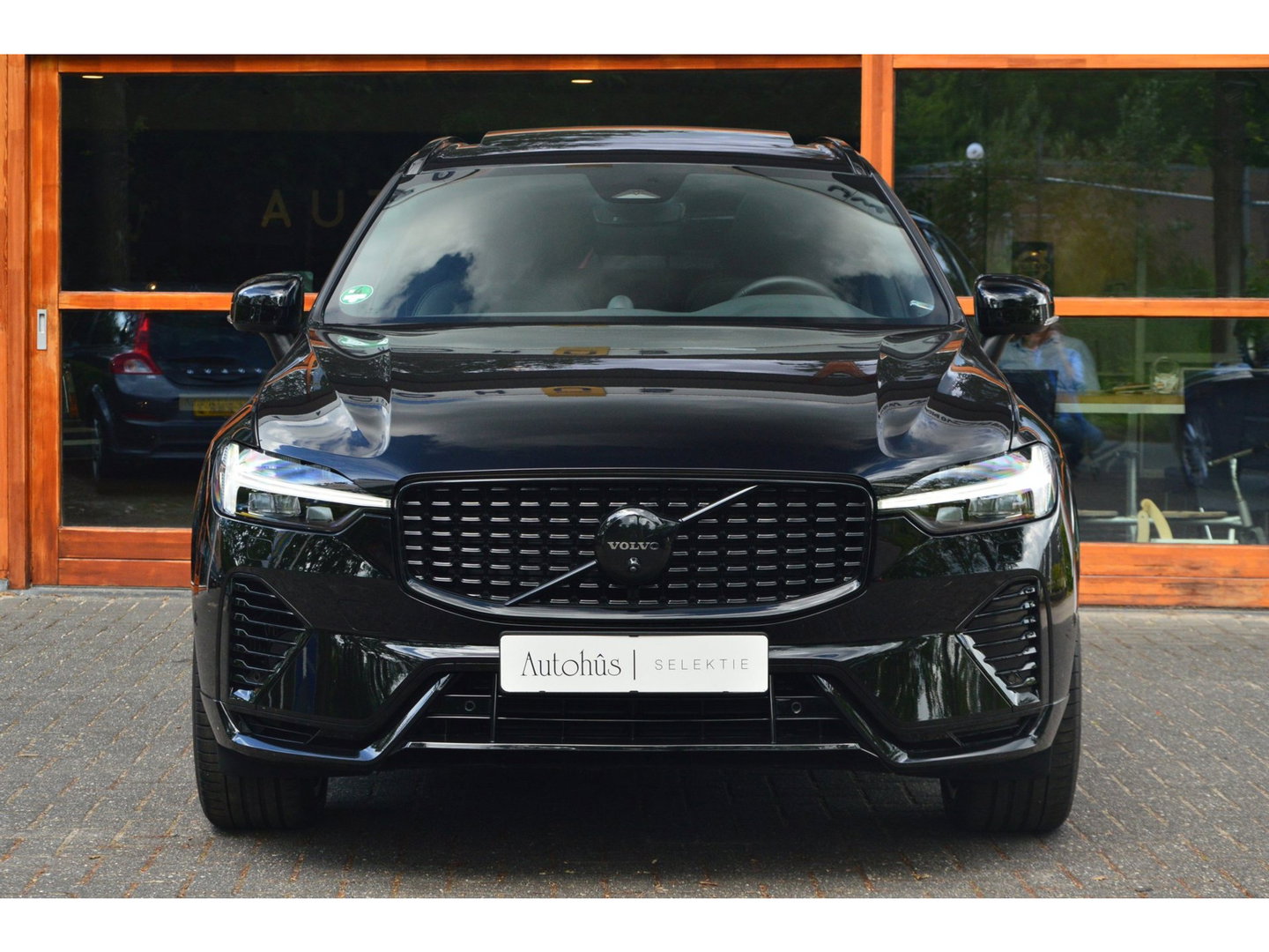 Volvo XC60 Hybride AWD Plus Black Edition | Luchtvering | Bowers & Wilkins | Panoramadak | 360° Camera | Stoel + Stuur Verwarmd |