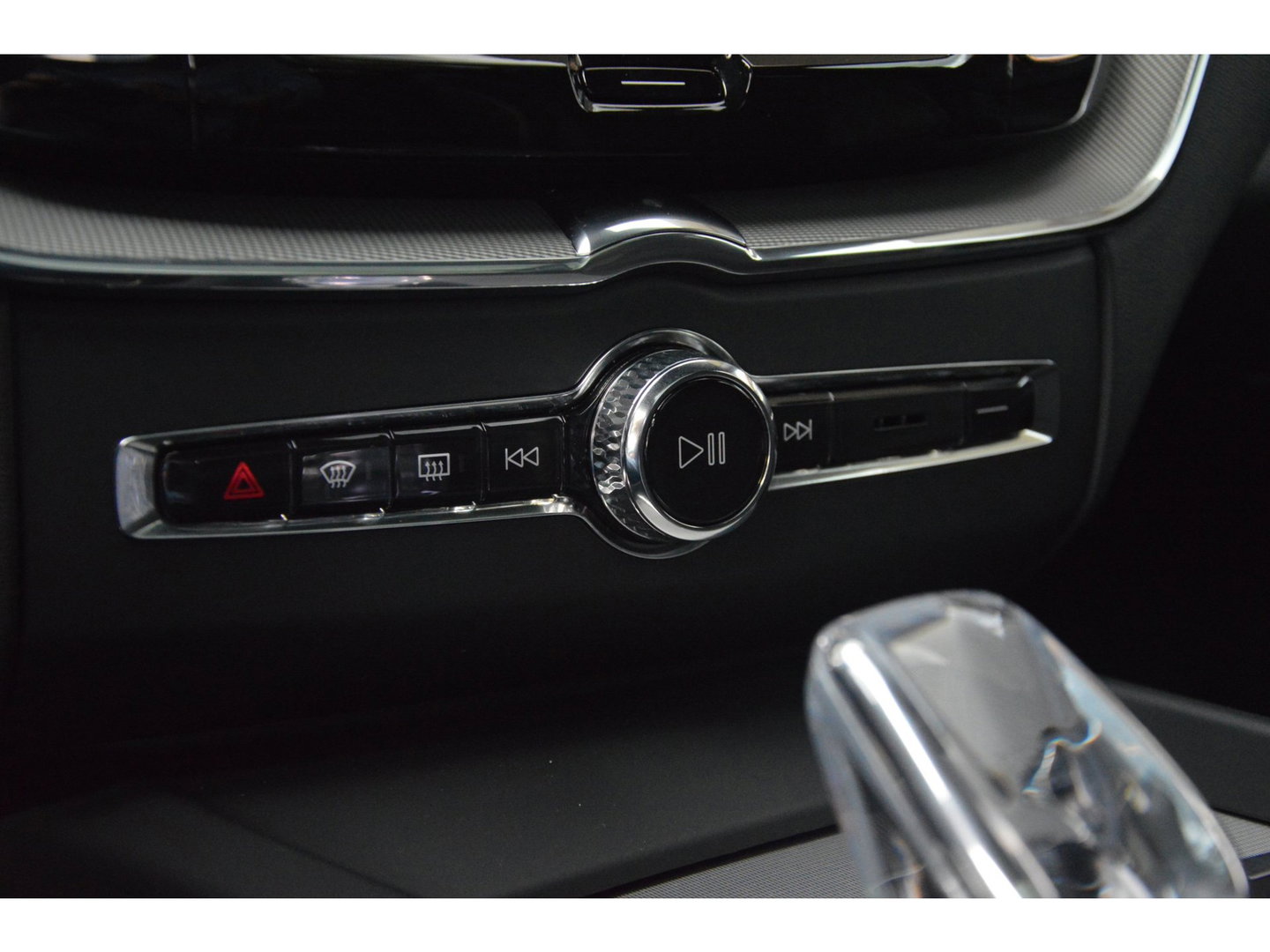 Volvo XC60 Hybride AWD Plus Black Edition | Luchtvering | Bowers & Wilkins | Panoramadak | 360° Camera | Stoel + Stuur Verwarmd |