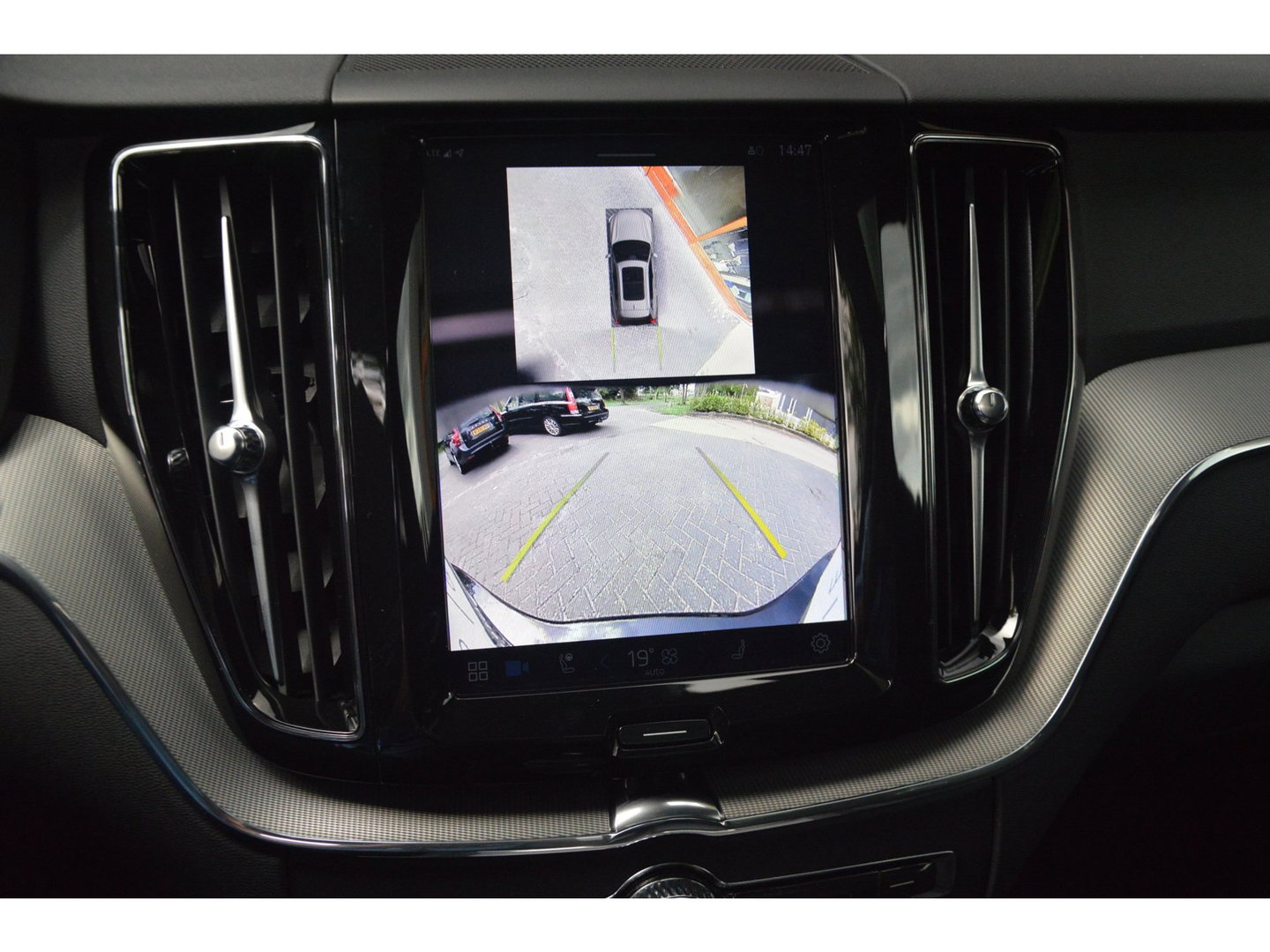 Volvo XC60 Hybride AWD Plus Black Edition | Luchtvering | Bowers & Wilkins | Panoramadak | 360° Camera | Stoel + Stuur Verwarmd |