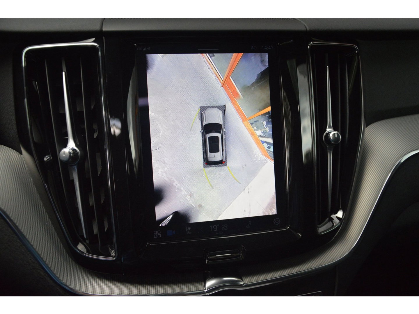 Volvo XC60 Hybride AWD Plus Black Edition | Luchtvering | Bowers & Wilkins | Panoramadak | 360° Camera | Stoel + Stuur Verwarmd |