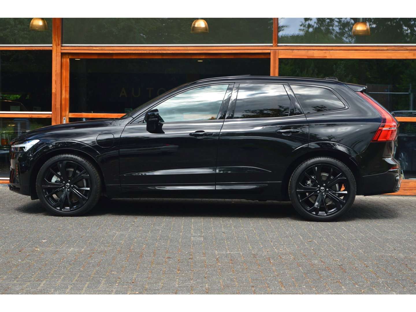Volvo XC60 Hybride AWD Plus Black Edition | Luchtvering | Bowers & Wilkins | Panoramadak | 360° Camera | Stoel + Stuur Verwarmd |