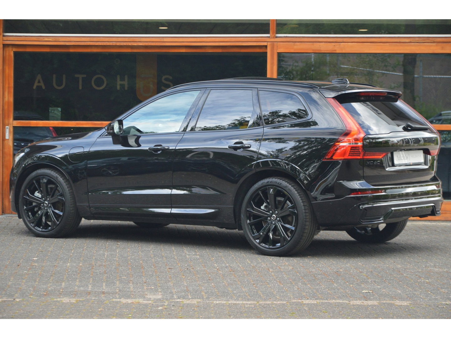 Volvo XC60 Hybride AWD Plus Black Edition | Luchtvering | Bowers & Wilkins | Panoramadak | 360° Camera | Stoel + Stuur Verwarmd |