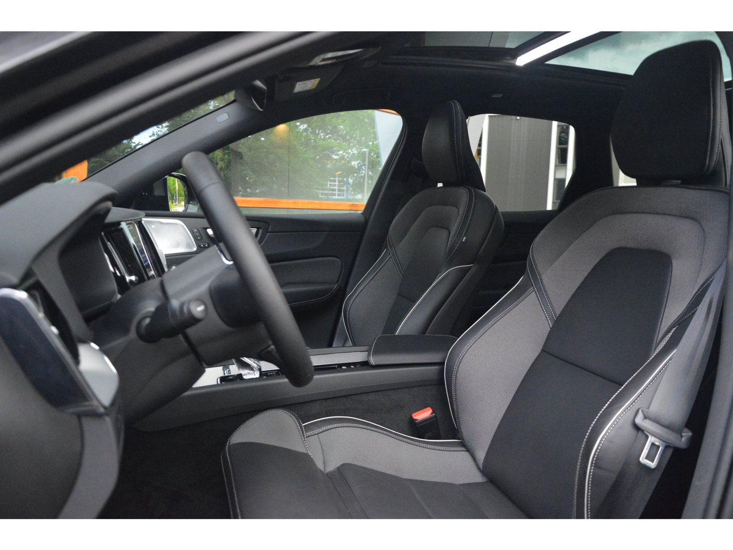 Volvo XC60 Hybride AWD Plus Black Edition | Luchtvering | Bowers & Wilkins | Panoramadak | 360° Camera | Stoel + Stuur Verwarmd |