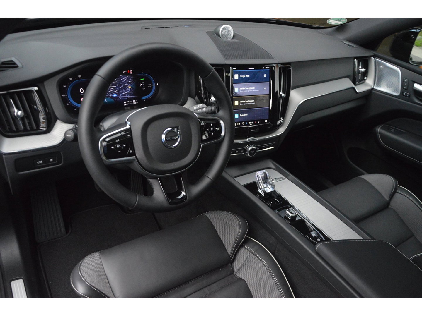 Volvo XC60 Hybride AWD Plus Black Edition | Luchtvering | Bowers & Wilkins | Panoramadak | 360° Camera | Stoel + Stuur Verwarmd |
