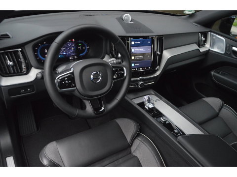 Volvo XC60 Hybride AWD Plus Black Edition | Luchtvering | Bowers & Wilkins | Panoramadak | 360° Camera | Stoel + Stuur Verwarmd |