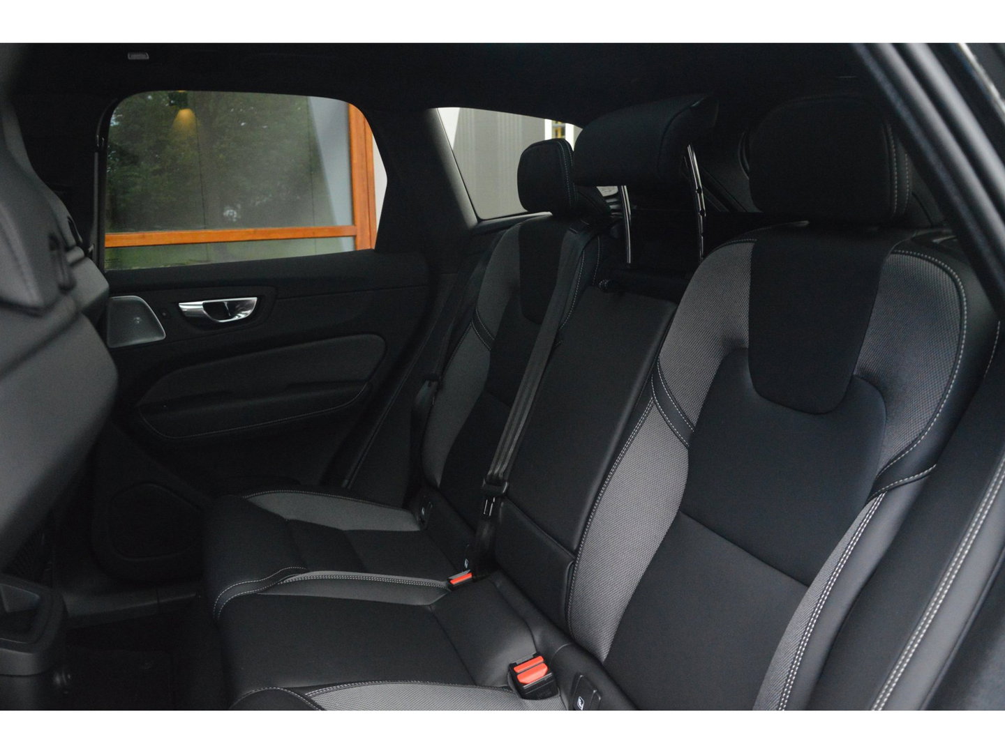 Volvo XC60 Hybride AWD Plus Black Edition | Luchtvering | Bowers & Wilkins | Panoramadak | 360° Camera | Stoel + Stuur Verwarmd |