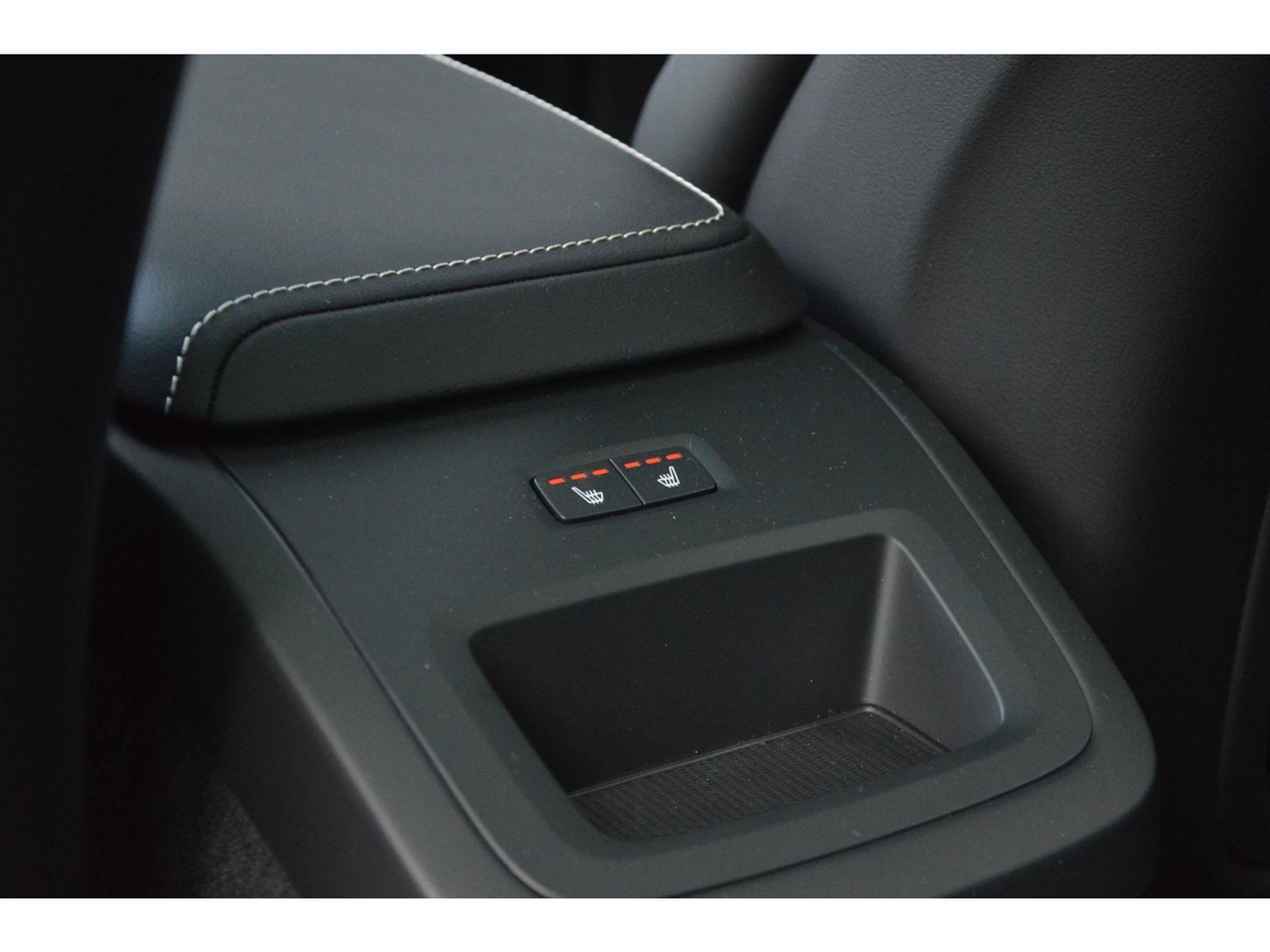 Volvo XC60 Hybride AWD Plus Black Edition | Luchtvering | Bowers & Wilkins | Panoramadak | 360° Camera | Stoel + Stuur Verwarmd |