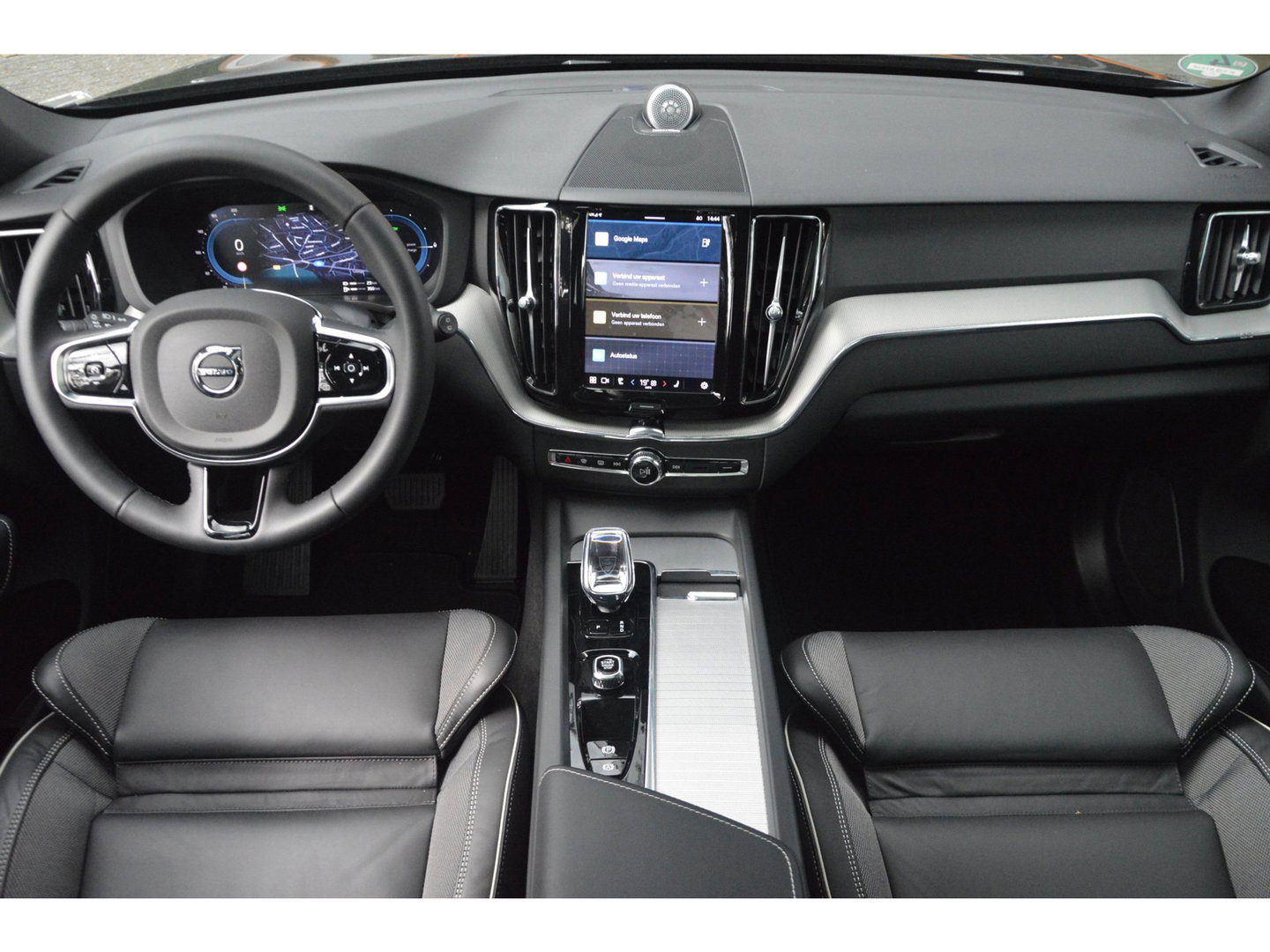 Volvo XC60 Hybride AWD Plus Black Edition | Luchtvering | Bowers & Wilkins | Panoramadak | 360° Camera | Stoel + Stuur Verwarmd |
