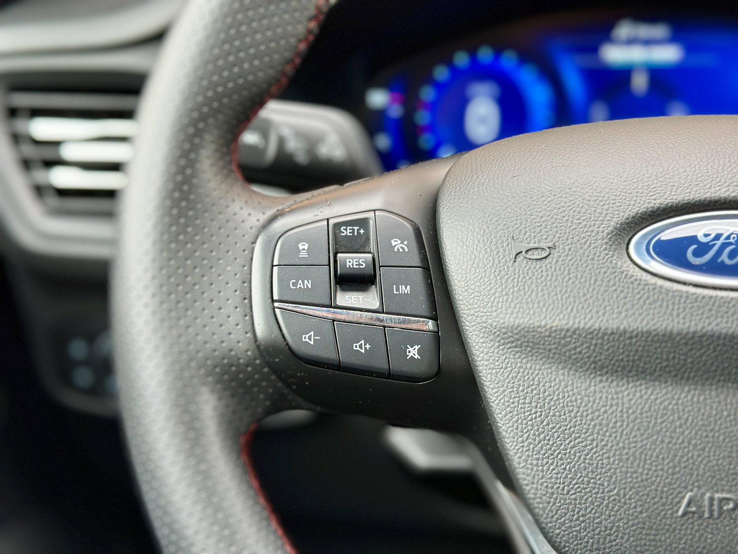 Ford FOCUS Wagon 1.0 EcoBoost Hybrid ST Line X Business | ACC | Achteruitrijcamera | Parkeersensoren | Stoel-/Stuur-/Voorruitverwarming | Apple Carplay | Android Auto | Keyless | Elektrische Achterklep | LED |