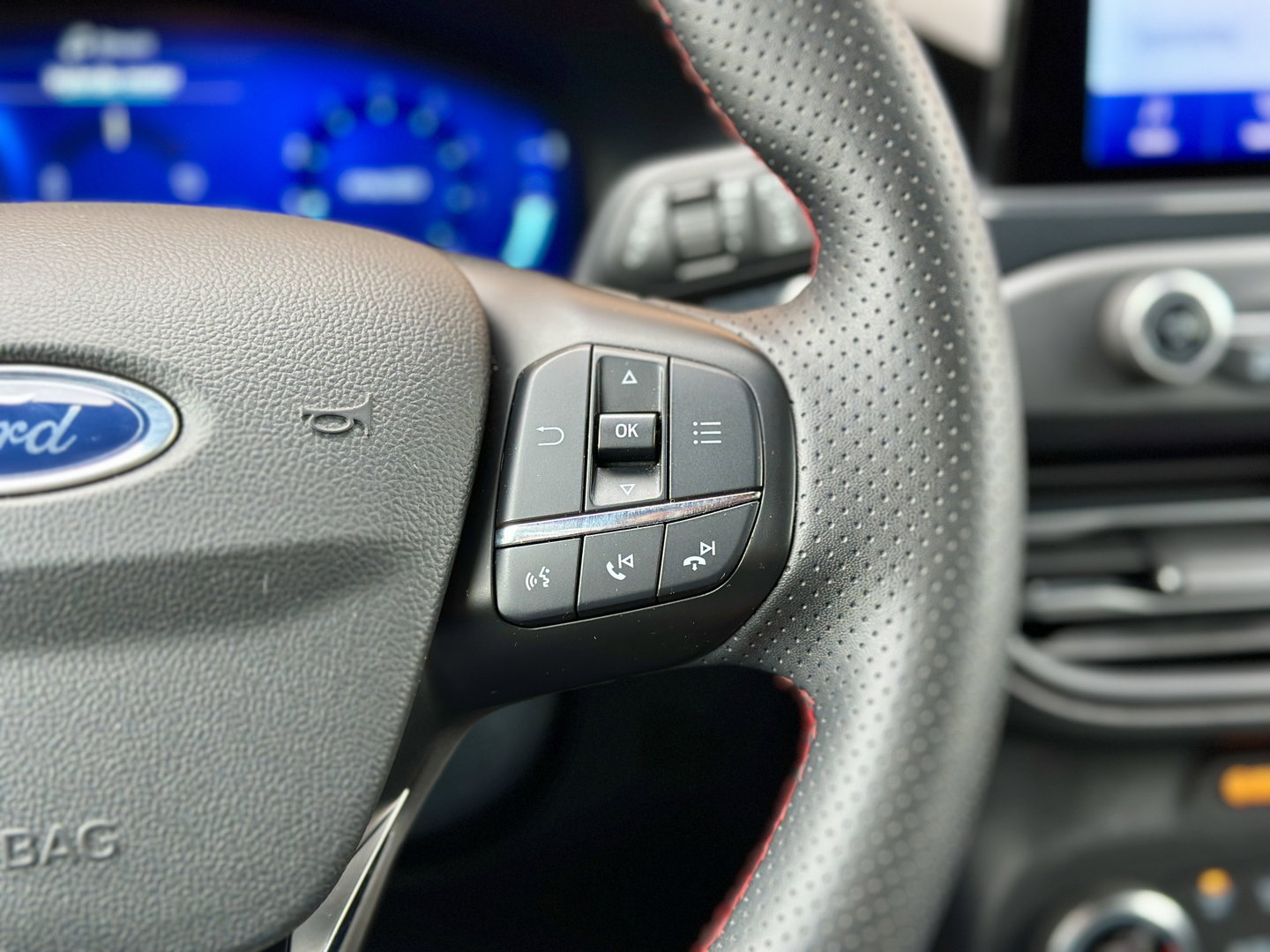 Ford FOCUS Wagon 1.0 EcoBoost Hybrid ST Line X Business | ACC | Achteruitrijcamera | Parkeersensoren | Stoel-/Stuur-/Voorruitverwarming | Apple Carplay | Android Auto | Keyless | Elektrische Achterklep | LED |