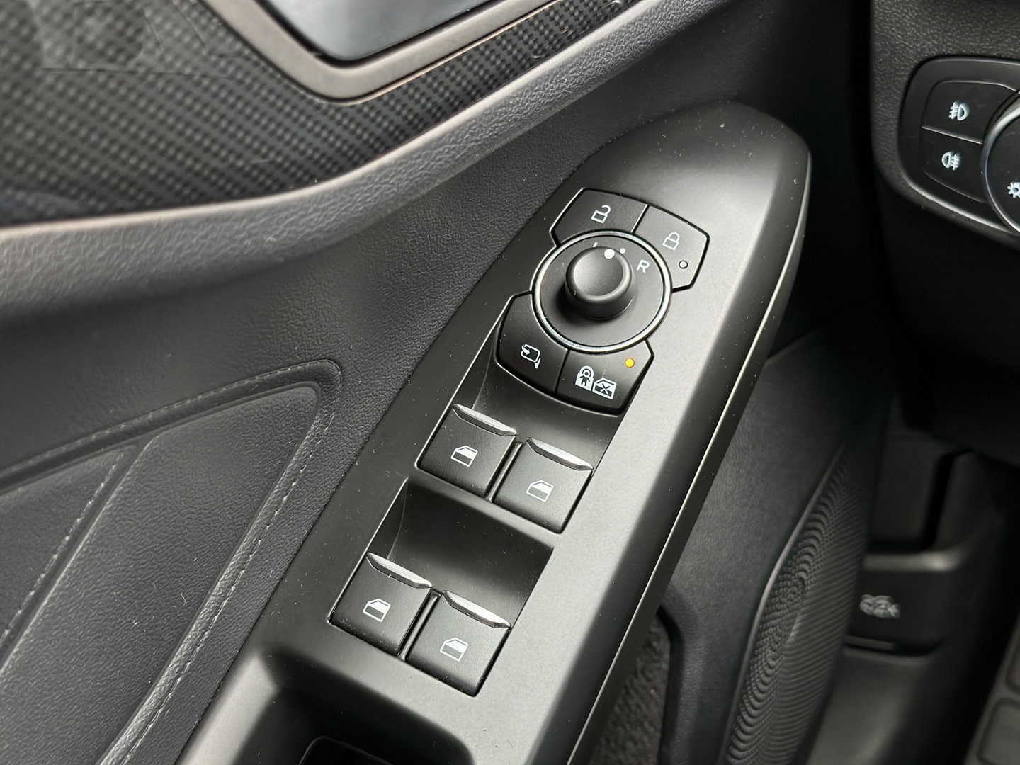 Ford FOCUS Wagon 1.0 EcoBoost Hybrid ST Line X Business | ACC | Achteruitrijcamera | Parkeersensoren | Stoel-/Stuur-/Voorruitverwarming | Apple Carplay | Android Auto | Keyless | Elektrische Achterklep | LED |