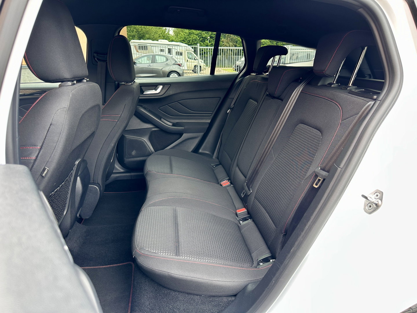 Ford FOCUS Wagon 1.0 EcoBoost Hybrid ST Line X Business | ACC | Achteruitrijcamera | Parkeersensoren | Stoel-/Stuur-/Voorruitverwarming | Apple Carplay | Android Auto | Keyless | Elektrische Achterklep | LED |