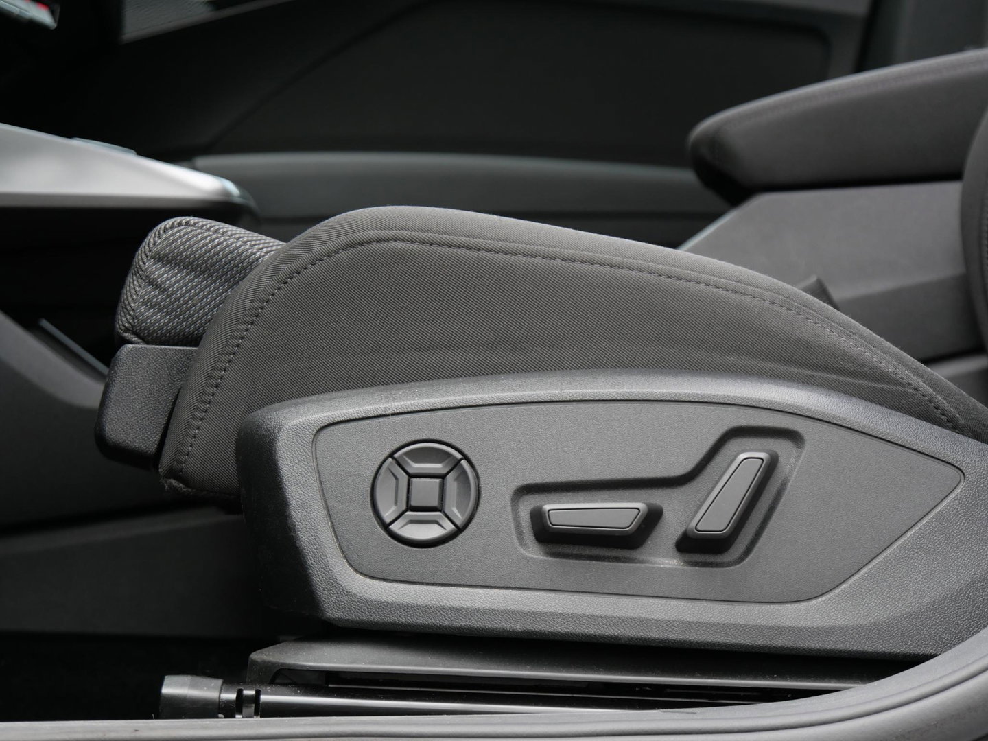 Audi Q4 e-tron 40 LAUNCH ED. ADVANCED PLUS/ PANORAMADAK/ TREKHAAK / ELEKT. STOELEN/ ADAPTIVE CRUISE