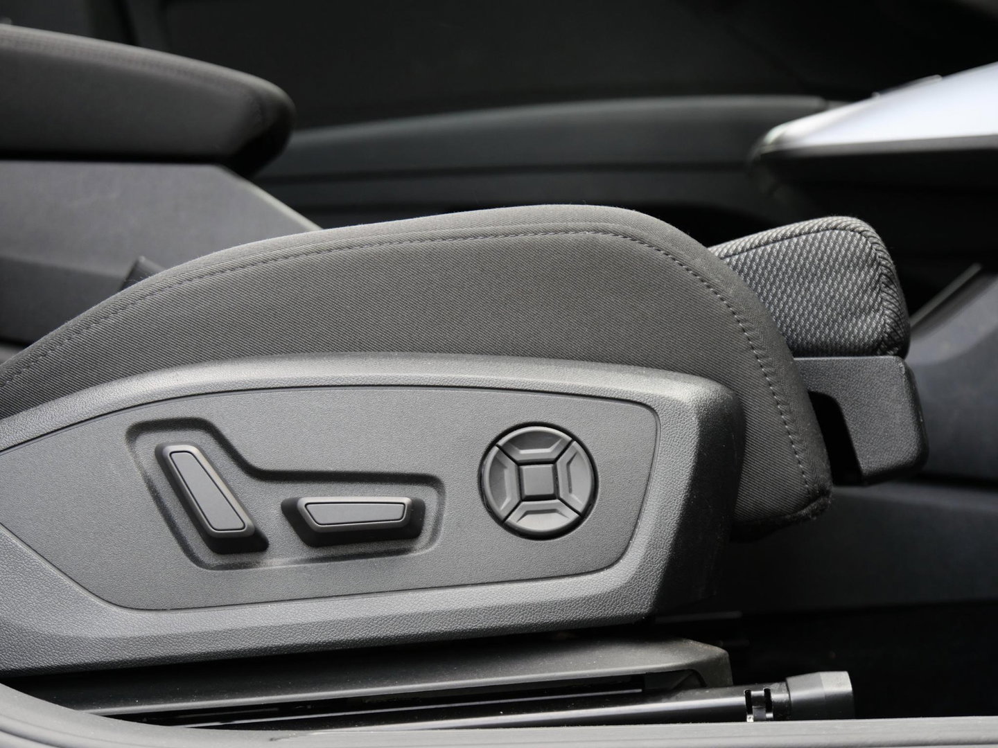Audi Q4 e-tron 40 LAUNCH ED. ADVANCED PLUS/ PANORAMADAK/ TREKHAAK / ELEKT. STOELEN/ ADAPTIVE CRUISE