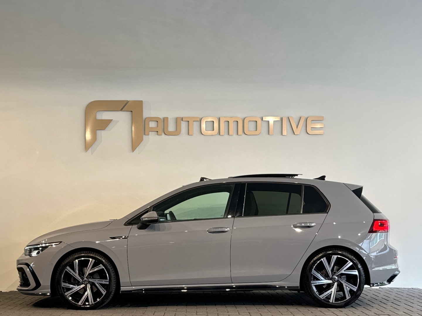 Volkswagen Golf 1.5 eTSI R-Line Pano|Trekhaak|Camera|IQ Light