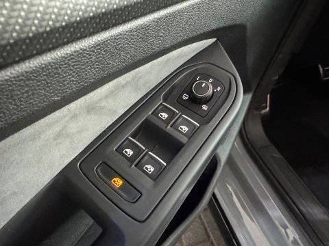 Volkswagen Golf 1.5 eTSI R-Line Pano|Trekhaak|Camera|IQ Light