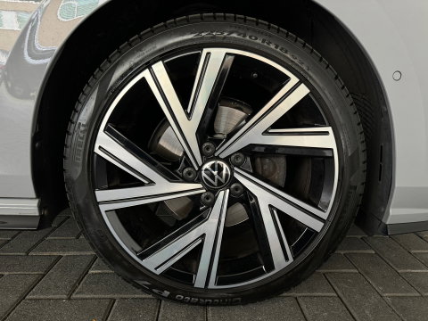 Volkswagen Golf 1.5 eTSI R-Line Pano|Trekhaak|Camera|IQ Light