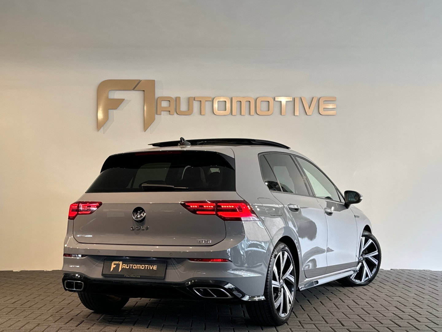 Volkswagen Golf 1.5 eTSI R-Line Pano|Trekhaak|Camera|IQ Light