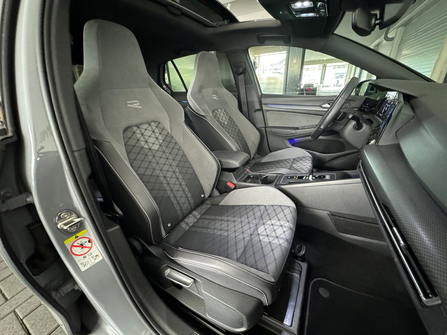 Volkswagen Golf 1.5 eTSI R-Line Pano|Trekhaak|Camera|IQ Light