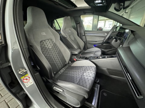 Volkswagen Golf 1.5 eTSI R-Line Pano|Trekhaak|Camera|IQ Light