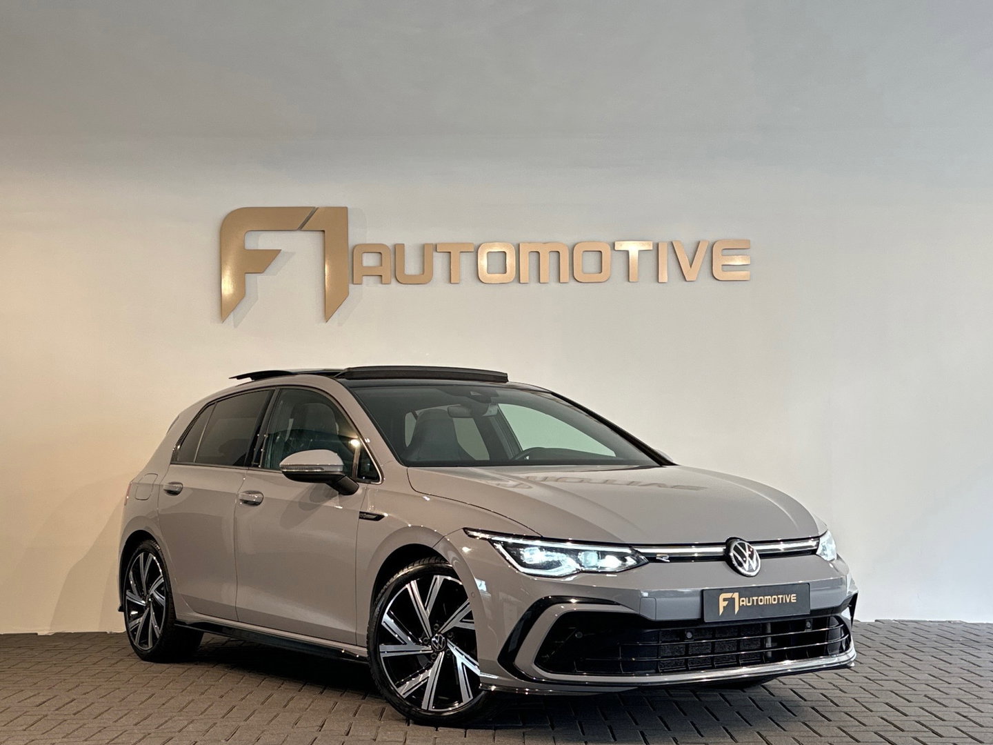 Volkswagen Golf 1.5 eTSI R-Line Pano|Trekhaak|Camera|IQ Light