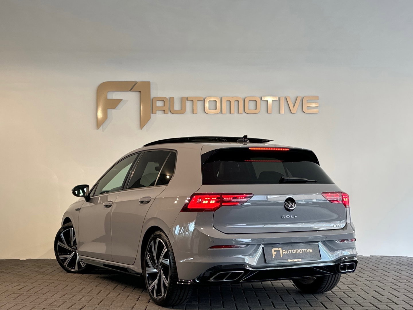 Volkswagen Golf 1.5 eTSI R-Line Pano|Trekhaak|Camera|IQ Light