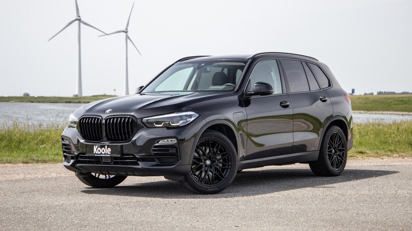 BMW X5 xDrive45e Executive CARPLAY / CAMERA / DEALER ONDERHOUDEN / LEER / STOELVERWARMING / BLACK ON BLACK