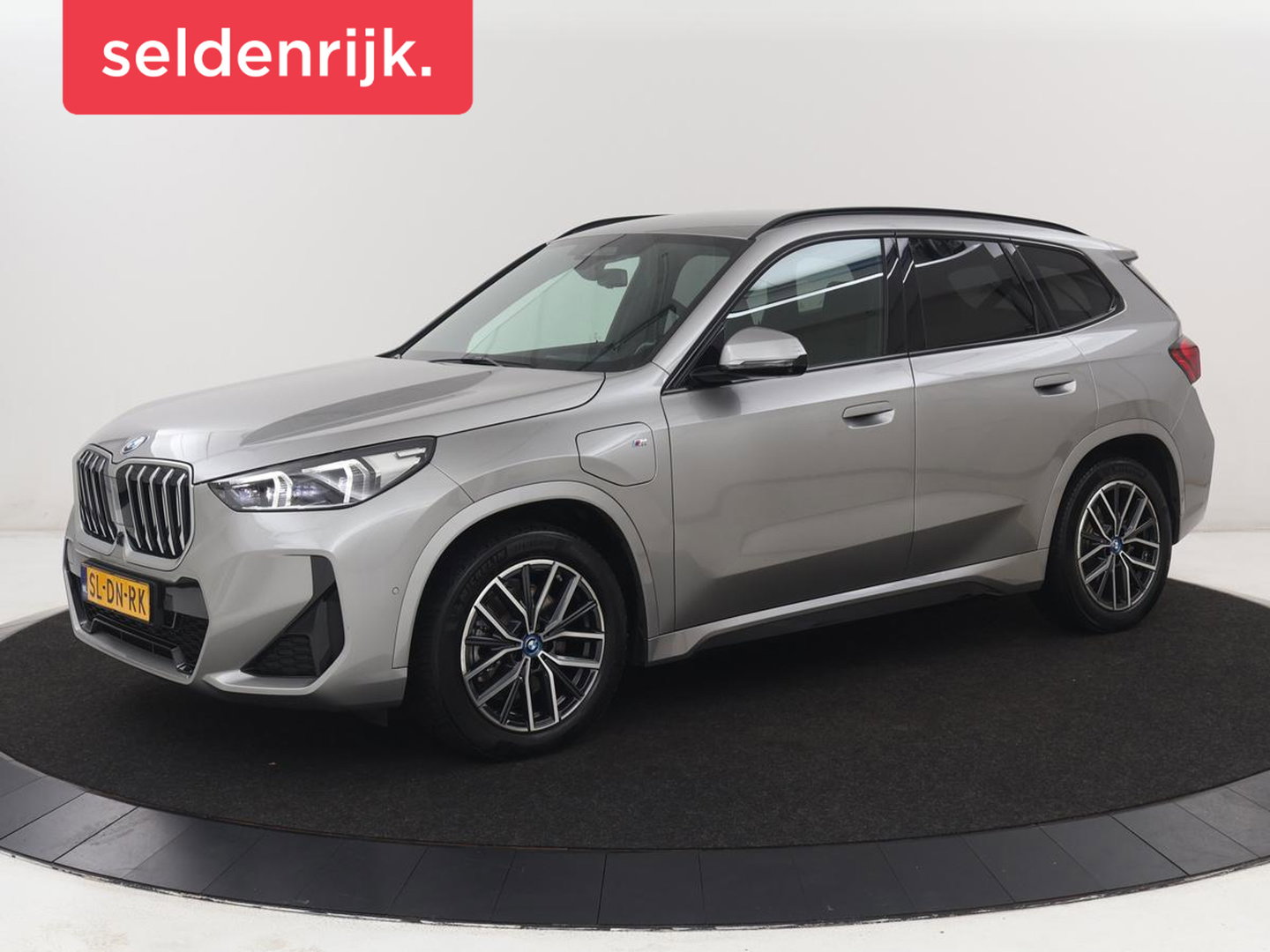 BMW X1 xDrive25e M Sport | SOH 93% | Head-Up | 360 Camera | Stoelverwarming | Trekhaak | Adaptive cruise | Leder/Alcantara | Keyless | Carplay | Side Assist | Adaptief LED | Sportstoelen | PHEV | Plug In