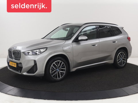 BMW X1 xDrive25e M Sport | SOH 93% | Head-Up | 360 Camera | Stoelverwarming | Trekhaak | Adaptive cruise | Leder/Alcantara | Keyless | Carplay | Side Assist | Adaptief LED | Sportstoelen | PHEV | Plug In
