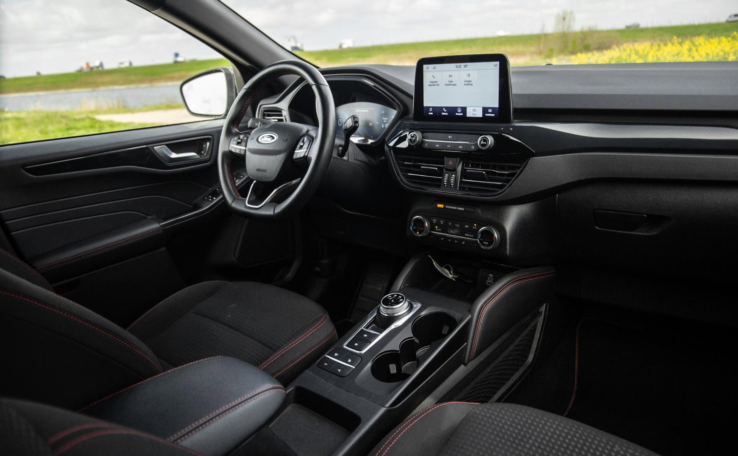 Ford Kuga 2.5 PHEV ST-Line PANORAMADAK / CARPLAY / TREKHAAK / DEALER ONDERHOUDEN / CAMERA