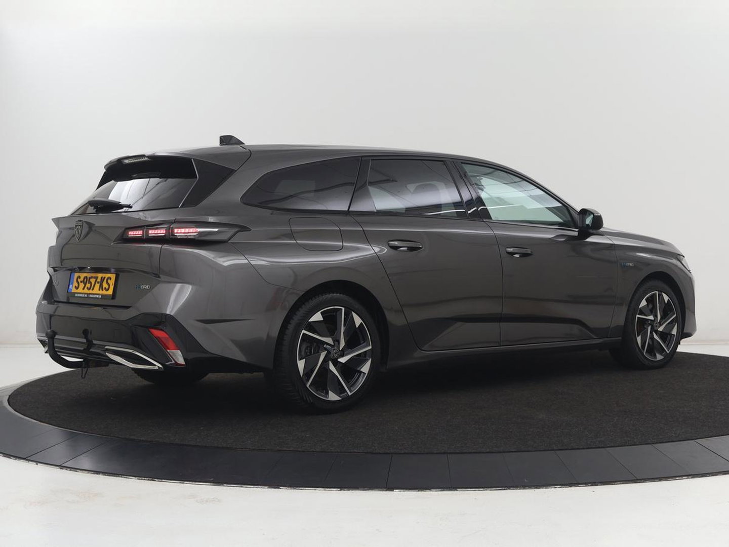Peugeot 308 1.6 HYbrid 180 Allure Pack Business | SOH 93,8% | Trekhaak | Adaptive cruise | Half leder | Camera | Carplay | Navigatie | Keyless | Full LED | Parkeerhulp | Climate control | PHEV | Plug In