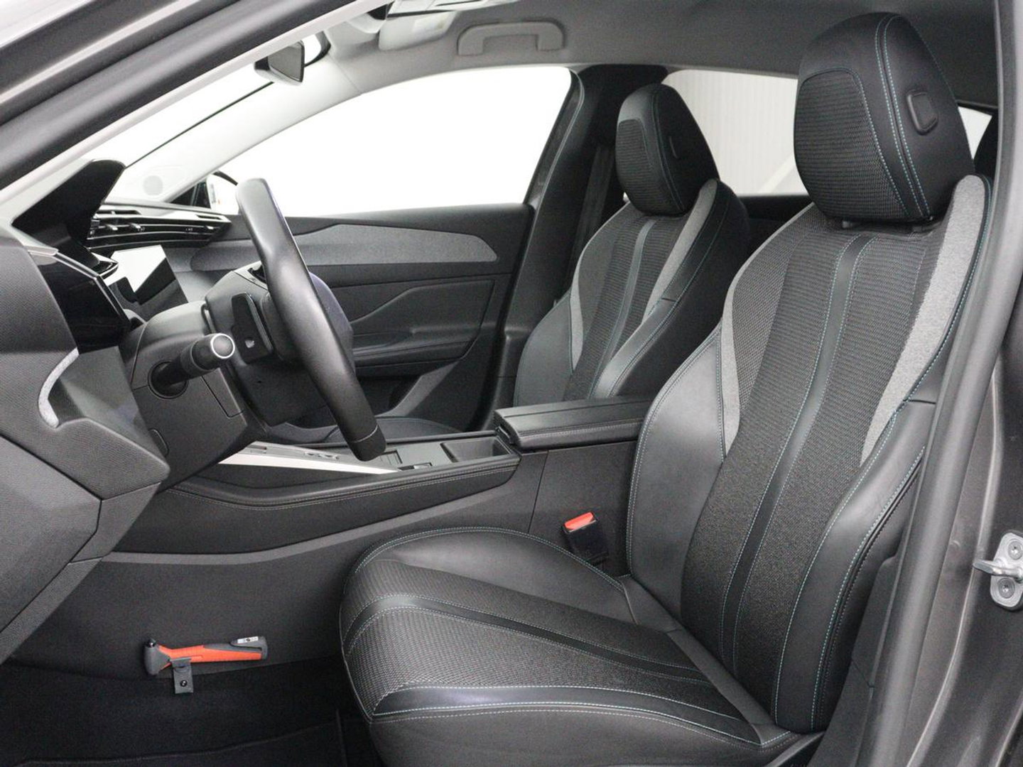 Peugeot 308 1.6 HYbrid 180 Allure Pack Business | SOH 93,8% | Trekhaak | Adaptive cruise | Half leder | Camera | Carplay | Navigatie | Keyless | Full LED | Parkeerhulp | Climate control | PHEV | Plug In