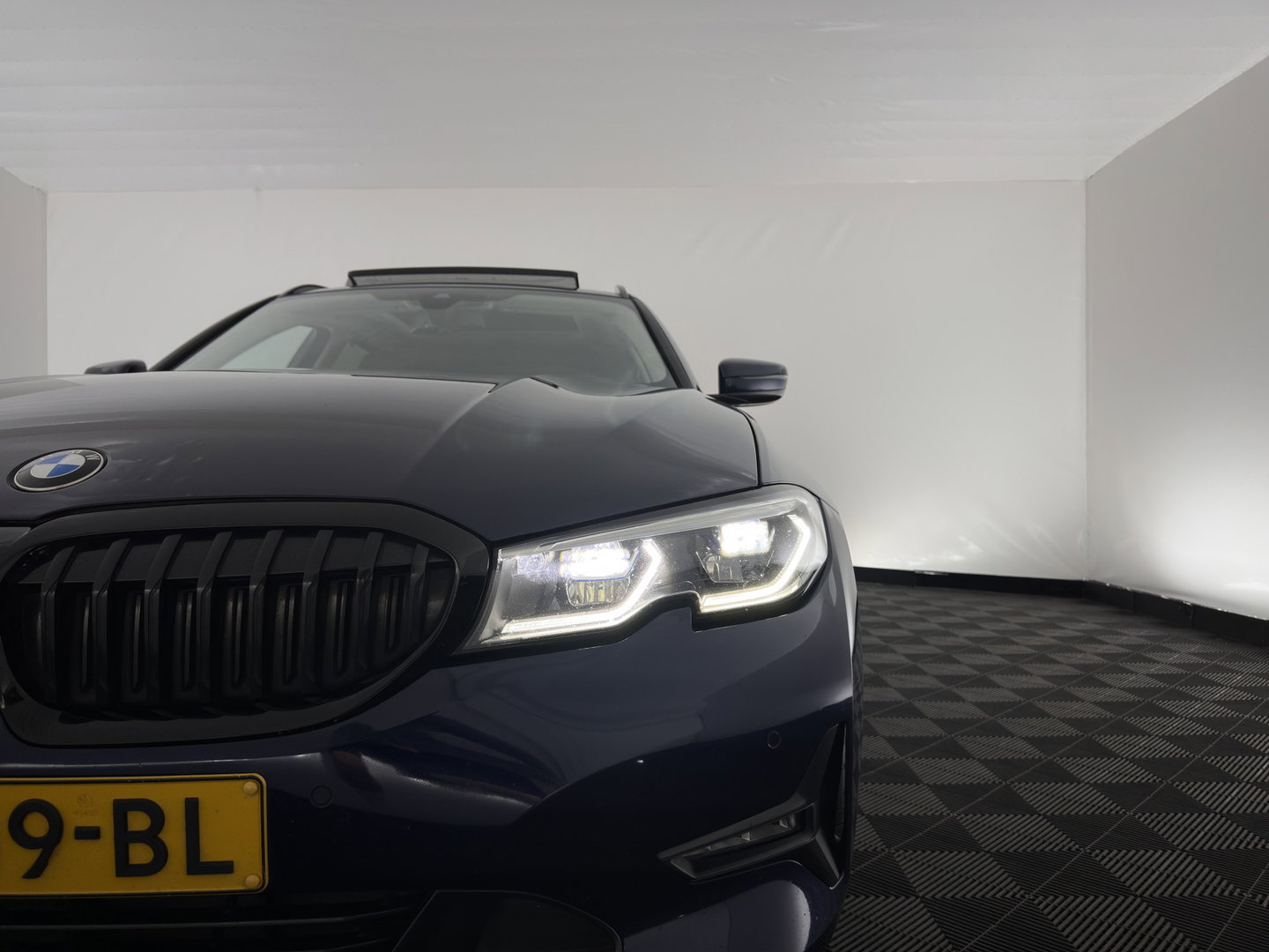 BMW 3 Serie Touring 320e Business Edition Plus (Plug-in) (INCL-BTW) Aut. *PANO | LASER-LED | LEATHER | HEATED-SPORTSEATS | HIFI-SOUND | KEYLESS | DIGI-COCKPIT | NAVI-FULLMAP | DAB | AMBIENTLIGHT | PRIVACY-GLASS | ECC | PDC | CRUISE | TOWBAR | 19''A