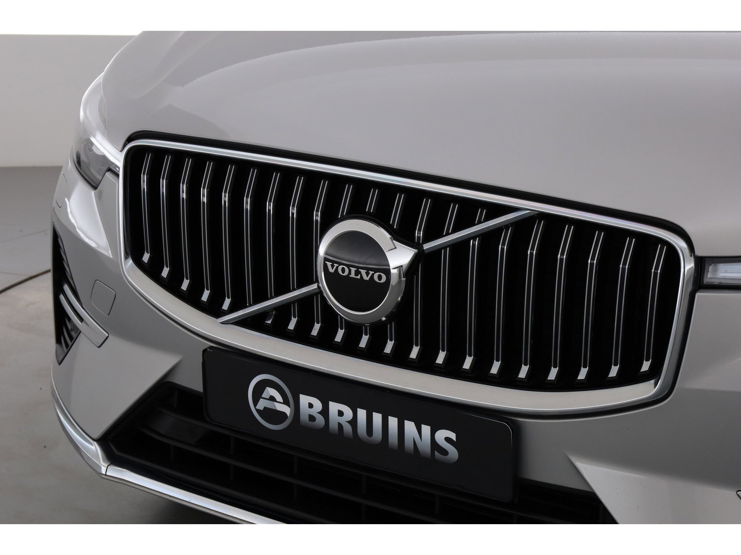 Volvo XC60 2.0 T6 Plug-in hybrid AWD Plus Bright | SOH 99.5 % | Long Range | Leer | ACC | Stoel + stuurverw. | 20 inch | camera |