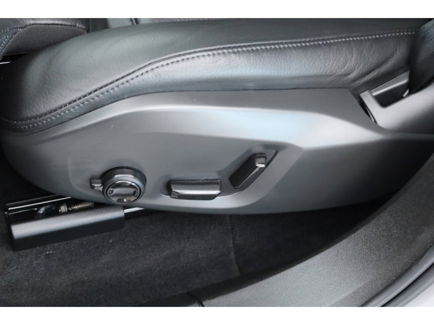 Volvo XC60 2.0 T6 Plug-in hybrid AWD Plus Bright | SOH 99.5 % | Long Range | Leer | ACC | Stoel + stuurverw. | 20 inch | camera |