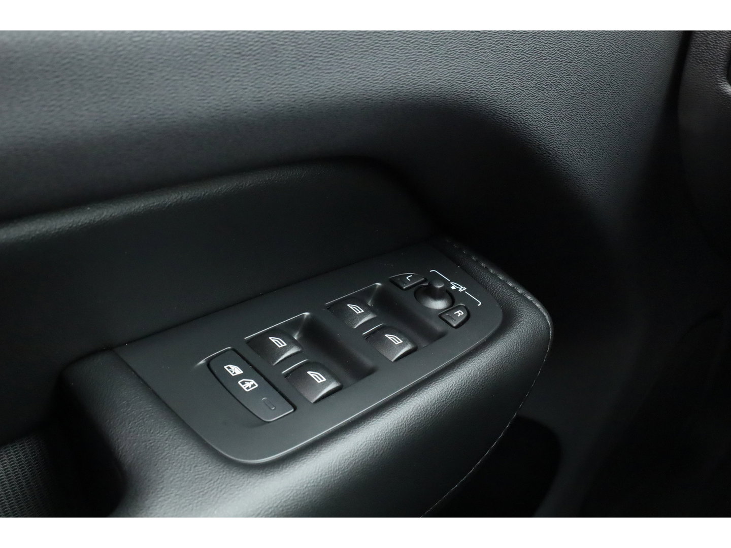 Volvo XC60 2.0 T6 Plug-in hybrid AWD Plus Bright | SOH 99.5 % | Long Range | Leer | ACC | Stoel + stuurverw. | 20 inch | camera |