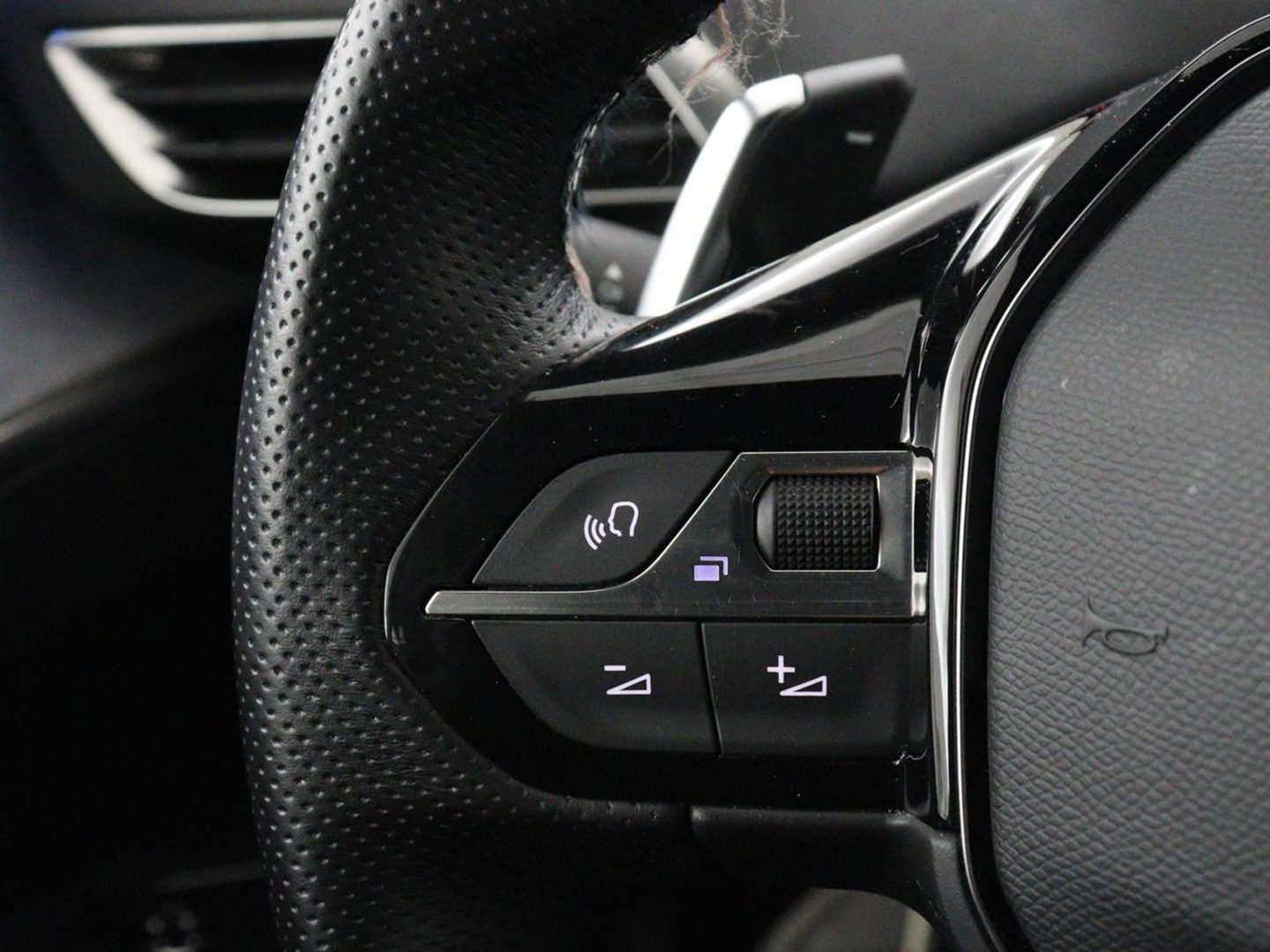 Peugeot 3008 1.6 HYbrid 225 GT Pack Business | SOH 92,5% | Stoelverwarming | Focal Sound | Adaptive cruise | 360 Camera | Alcantara | Carplay | Massage | Memory | Navigatie | Park Assist | PHEV | Plug In