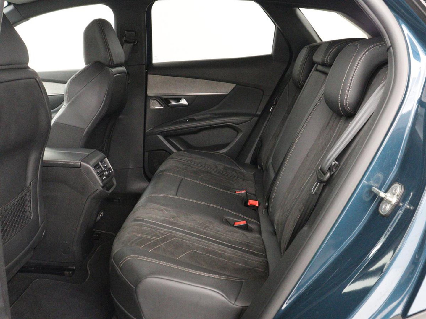 Peugeot 3008 1.6 HYbrid 225 GT Pack Business | SOH 92,5% | Stoelverwarming | Focal Sound | Adaptive cruise | 360 Camera | Alcantara | Carplay | Massage | Memory | Navigatie | Park Assist | PHEV | Plug In