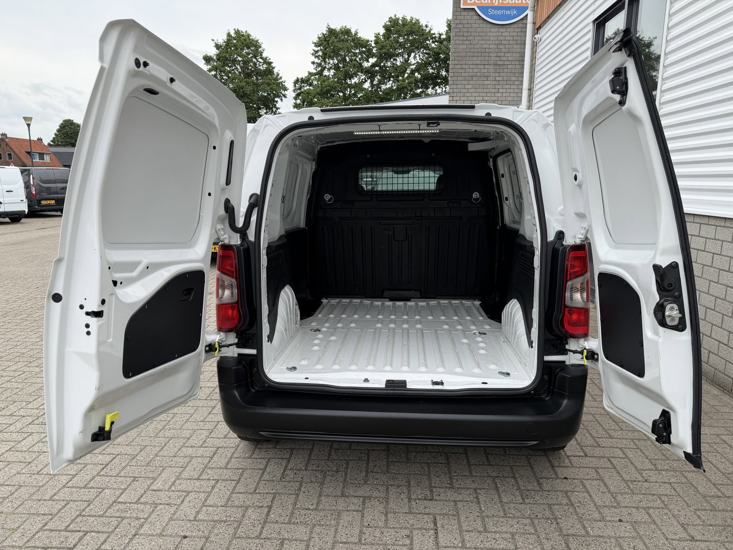 Peugeot Partner 1.5 BlueHDI Premium / euro 6 / bpm vrij / vaste prijs rijklaar € 10.950 ex btw / lease vanaf € 185 / airco / cruise / apple carplay / android auto