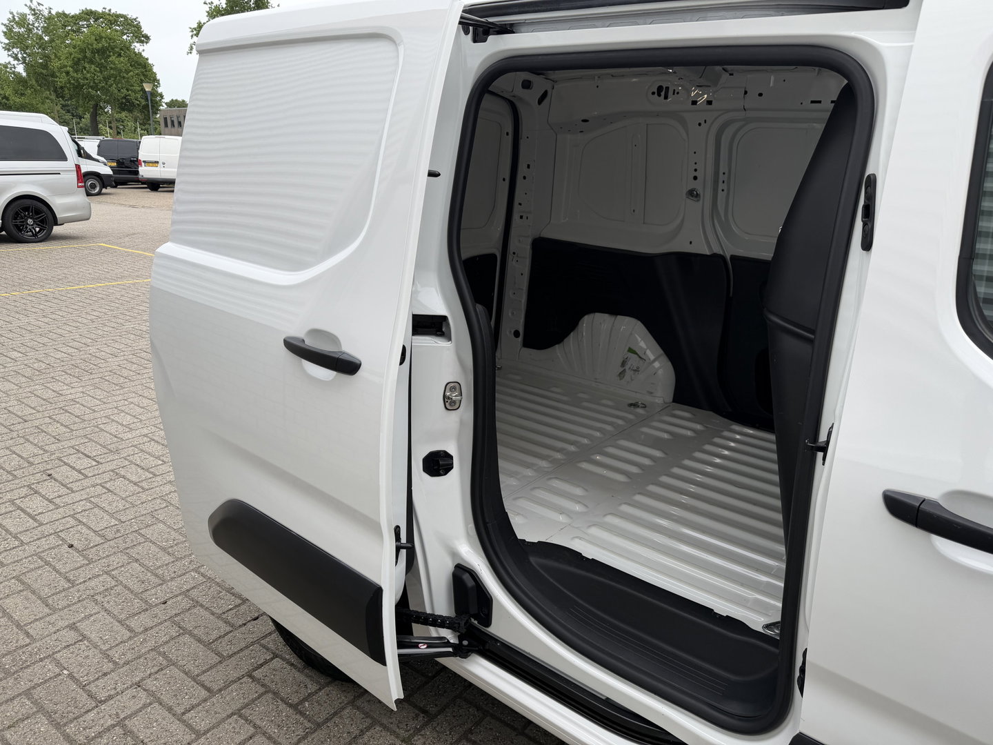 Peugeot Partner 1.5 BlueHDI Premium / euro 6 / bpm vrij / vaste prijs rijklaar € 10.950 ex btw / lease vanaf € 185 / airco / cruise / apple carplay / android auto