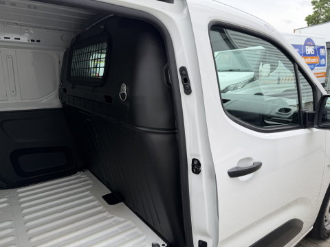 Peugeot Partner 1.5 BlueHDI Premium / euro 6 / bpm vrij / vaste prijs rijklaar € 10.950 ex btw / lease vanaf € 185 / airco / cruise / apple carplay / android auto